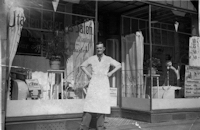Ernesto Santin davanti alla sua gelateria di Norimberga