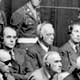Štyri víťazné mocnosti zriadili v r. 1945 v Norimbergu "Medzinárodný vojenský tribunál", ktorý odsúdil hlavných nemeckých vojenských zločincov.