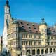 Das Rathaus der ehemaligen Reichsstadt Rothenburg ob der Tauber ist ein Doppelbau, dessen gotischer Teil auf das 13. Jahrhundert zurückreicht; der Renaissancebau wurde 1572 begonnen.