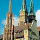 帝国城市纽伦堡主市场上的"美丽喷泉"及其由很多塑像构成的组画场面于1385－1396年建成。它的哥特式建筑正好与广场上的两个教堂相称。