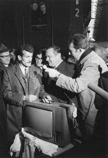 Ismail Bahadir (2. von links) wurde am 27. November 1969 vom Blitzlichtgewitter der Presse und vom Präsidenten der Nürnberger Bundesanstalt für Arbeit, Josef Stingl (2. von rechts), als „millionster Gastarbeiter aus Südosteuropa“ am Gleis 11 empfangen. Als Begrüßungsgeschenk erhielt er einen Fernseher.