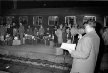 Ankunft griechischer 'Gastarbeiter' 1960. Die Neuankömmlinge wurden von Dolmetschern begrüßt (Stadtarchiv München, Archiv Rudi Dix RD0668A11, November 1960).