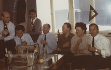 1965 kam Ethem Koçer nach München und arbeitete zunächst für die Schneiderei Heinz Brisinik in der Barer Straße 26. Das Bild zeigt Ethem (ganz rechts) bei einer Betriebsfeier Ende 1965 (Foto: privat).