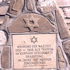 Gedenktafel auf dem 1997 neu geschaffenen Denkmal auf dem jüdischen Friedhof von Bad Königshofen–Ipthausen. (Foto: Kreisheimatpfleger Reinhold Albert, Sulzdorf an der Lederhecke)