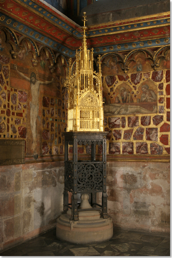 Der um 1375 angefertigte Tabernakel, eine monumentale Goldschmiedearbeit in Form eines Türmchens, diente zur Aufbewahrung der Hostien in der Wenzelskapelle im Prager Veitsdom. (Foto: Metropolitankapitel zu Sankt Veit, Prag)
