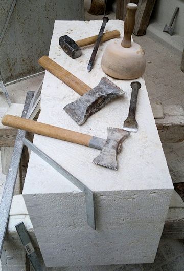 Heute wie im Mittelalter: Die Werkzeuge des Steinmetz haben sich nicht verändert. Die Arbeitsweise der Steinmetze ist in der Erlebniswelt Dombauhütte zu sehen.