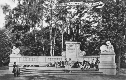 Vor fast genau hundert Jahren wurde das Ludwig-Denkmal im Nrnberger Stadtpark errichtet. Die Postkarte zeigt das Monument kurz nach der feierlichen Enthllung am 24. August 1913. Zu Fen der Statue sind noch die anlsslich der Einweihungsfeier niedergelegten Krnze zu sehen. Die rund vier Meter hohe Bronzefigur des Knigs im Ornat des Hubertusritterordens steht auf einem Sockel, flankiert von zwei Putten, die Schilde mit den Wappen Bayerns und Nrnbergs prsentieren. Um Metall fr die Herstellung von Munition zu gewinnen, wurde die Statue 1944 eingeschmolzen. Die verbleibenden Teile wurden nach dem Zweiten Weltkrieg abgetragen.  Haus der Bayerischen Geschichte, Augsburg