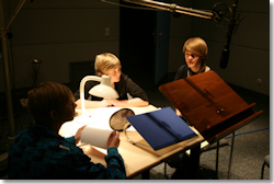 Die Schüler/innen bei der Arbeit mit den Mediencoaches. Eingesprochen wurden die Stücke in den Hörspielstudios des BR.