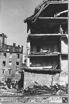 Viele Menschen lebten nach Kriegsende in Notunterkünften. Diese beiden Münchner Frauen mussten in ihrer Wohnung ohne Außenwand leben.
