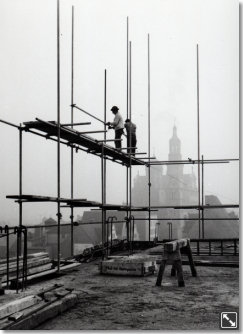 Der Wiederaufbau geht voran: Baustelle im Augsburg der fünfziger Jahre, im Hintergrund das Rathaus und der Perlachturm.