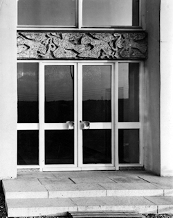 Haupteingang mit zeittypischer Kunst am Bau, © Staatliches Bauamt Freising