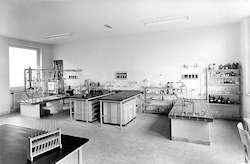 Forschungslabor mit Instrumenten, © Staatliches Bauamt Würzburg