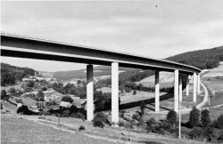 Die Sinntalbrücke fügt sich elegant in die Landschaft ein, © aus: FS Bay. Staatsbauverwaltung (1968)