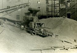 Typisch Nachkriegszeit: eine Maschine zum Zerbrechen der Trümmer, © Oberste Baubehörde