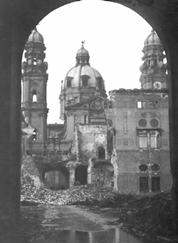Blick durch die zerstörte Residenz auf die beschädigte Theatinerkirche, 1946, © Haus der Bayerischen Geschichte, Augsburg (Bayer. Pressebild)