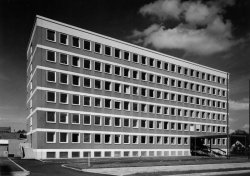 Klare Proportionen kennzeichnen die Fassade des Ämtergebäudes, © "Staatliches Bauamt Amberg-Sulzbach"