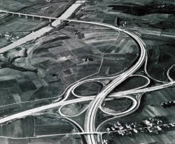 Wie ein Kleeblatt aus Asphalt stellte sich die neue Straße aus der Luft dar, © aus: FS Bay. Staatsbauverwaltung (1968)