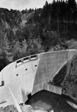 Technik zum Staunen: die Kuppelstaumauer bei Sonthofen, © aus: Wasserbau u. Wasserwirtschaft in Bayern (1968)