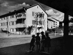 Gerade Kinder profitierten stark von einem neuen Zuhause mit mehr Licht und Luft, © aus: Soz. Wohnungsbau im Lande Bayern (1957)