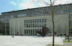 Institutsbau mit vorgelagertem Verwaltungsgebäude, © Staatliches Bauamt München II