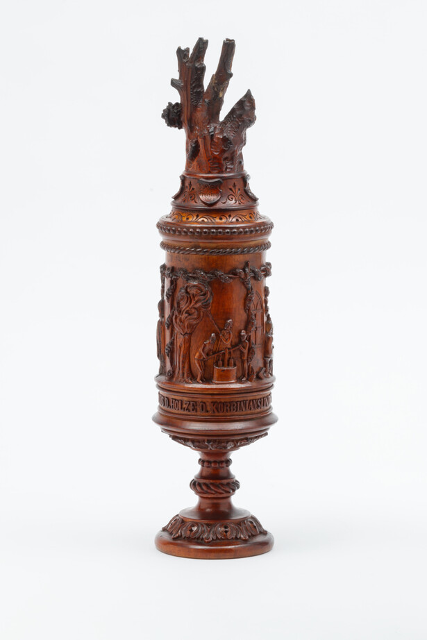 Pokal aus dem Holz der Korbinianslinde, die 1865 einem Brand zum Opfer fiel, 1881 © Stadtmuseum Freising – Sammlung des Historischen Vereins | Foto: Willner