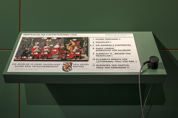 An Tastmodellen wie diesem zur Übertragung der Kurfürstenwürde 1623 werden verschiedene Kunstwerke detailliert erklärt, haptisch erfahrbar und durch die Audiobeschreibungen eingehend erläutert. © HdBG | Foto: Uwe Moosburger