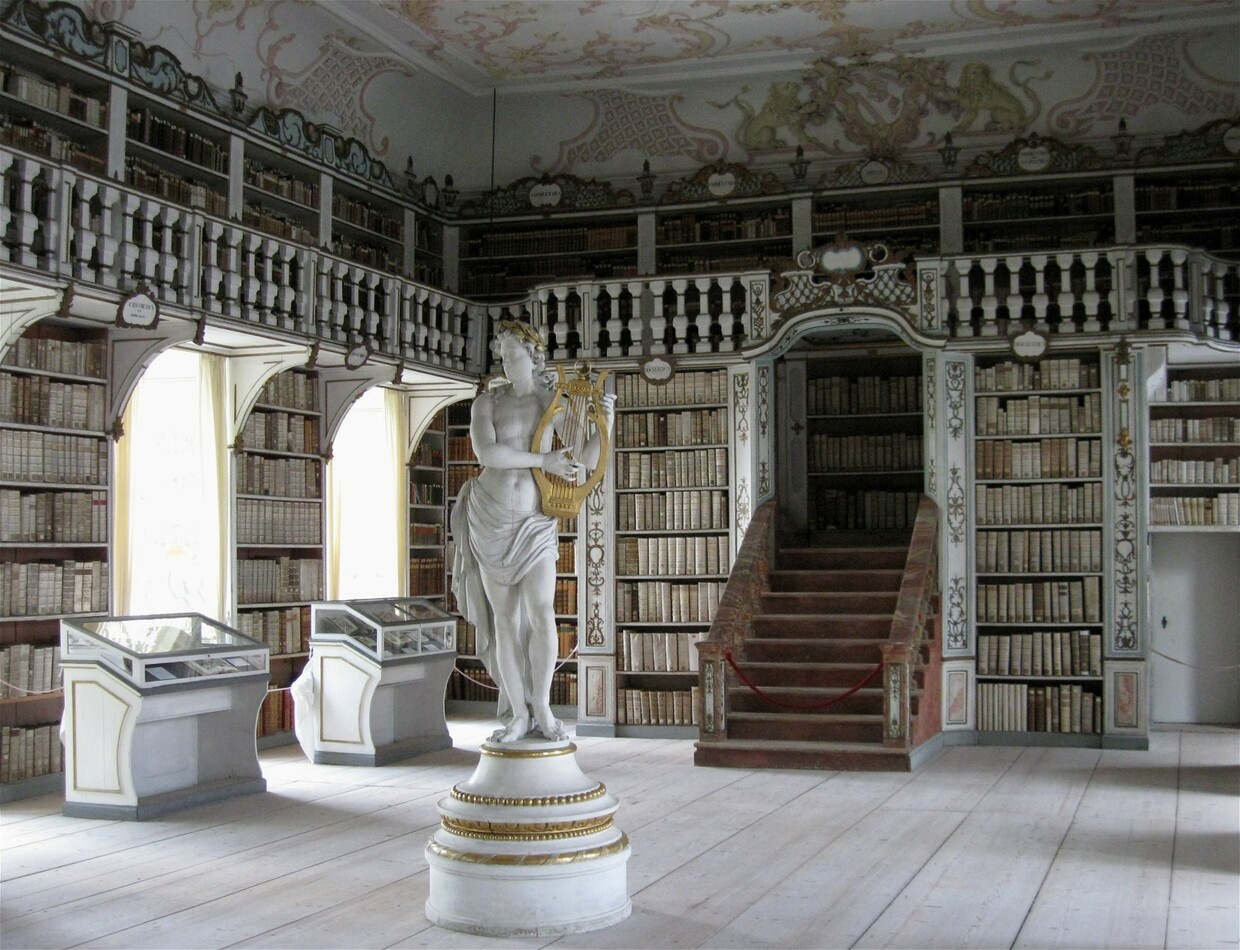 Barocksaal der Dombibliothek (Ansicht vor der Renovierung). Die prachtvolle Ausstattung orientierte sich an barocken Klosterbibliotheken © Rufus46, Lizenz CC BY-SA 3.0 (https://commons.wikimedia.orgwindex.phpcurid=15740761)