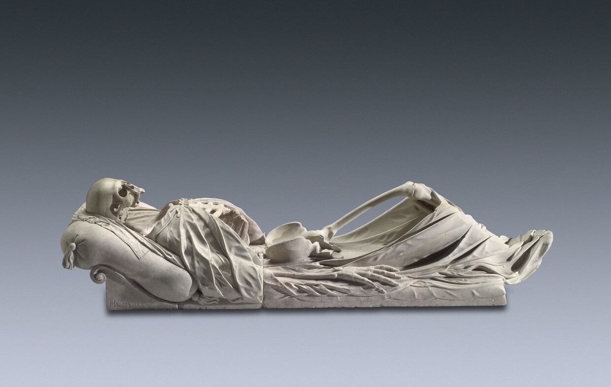 Tumbadeckel in Form eines realistisch gestalteten Skeletts. Das liegende Skelett stammt vom Sebastiansfriedhof in Salzburg und stand viele Jahrzehnte in der dortigen Beinhauskapelle. © Salzburg Museum
