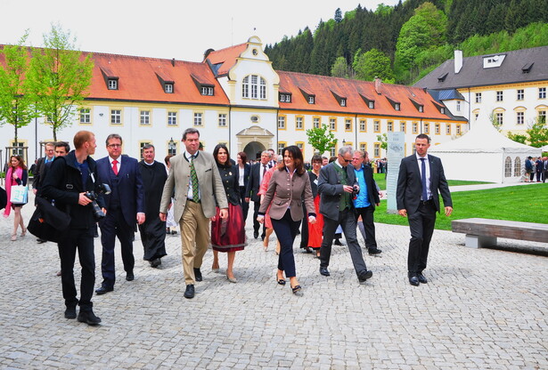 Ministerpräsident Dr. Markus Söder und die Festgäste auf dem Weg in die Landesausstellung