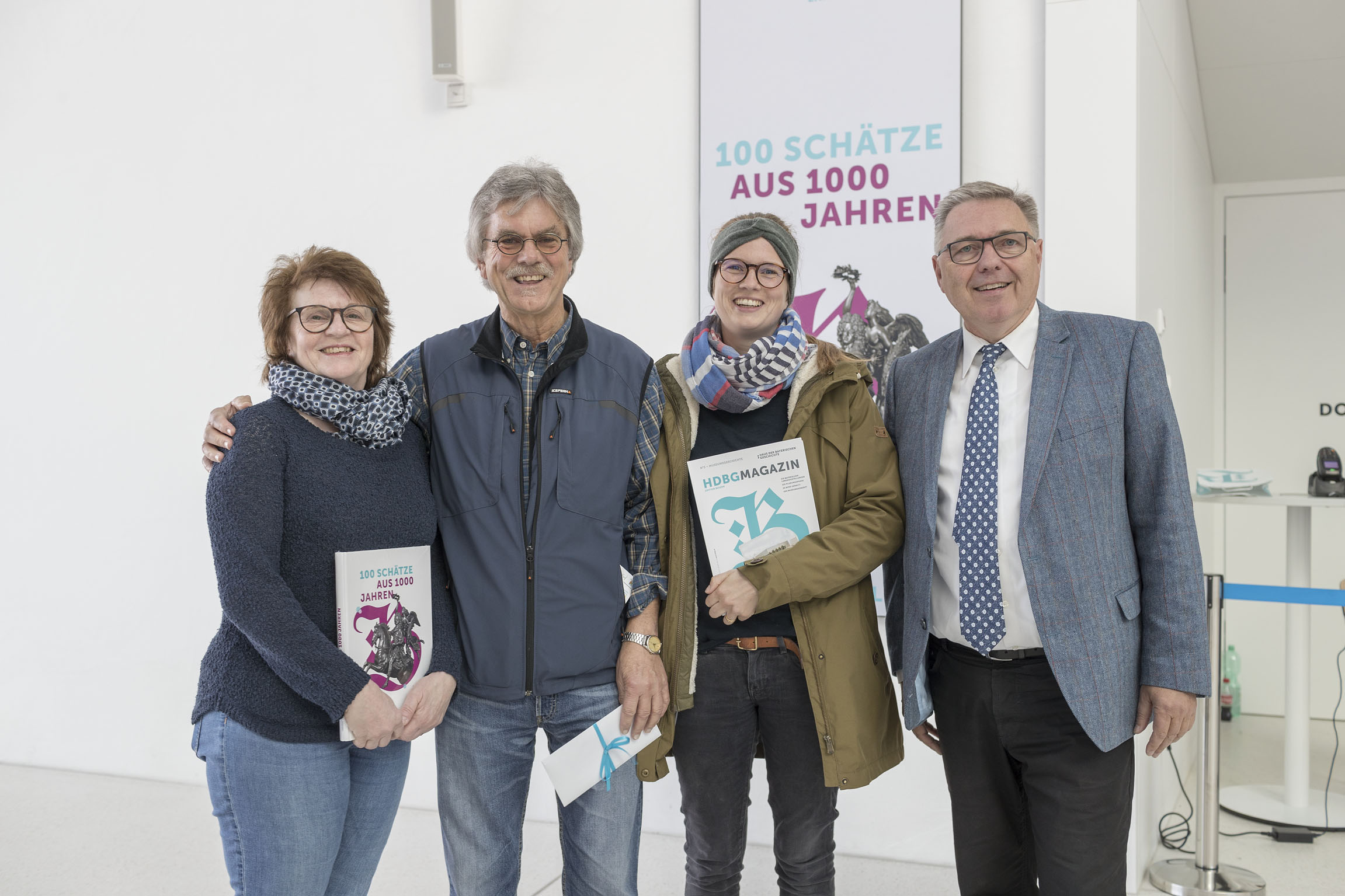 (v.l.n.r.): Rosi und Franz Brenner aus Ergoldsbach mit Tochter Jutta, Lehrerin in Würzburg, wurden von Projektleiter Dr. Rainhard Riepertinger im Eingangsbereich der Landesausstellung begrüßt.