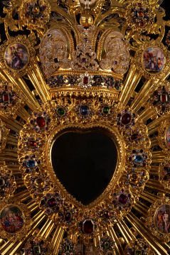 Ein Prunkstück der Ausstellung: die mit Gold und Juwelen verzierte Monstranz aus Waldsassen.