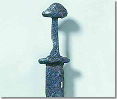 Schwert aus der Traun bei Linz<br><br>Zweischneidiges karolingisches Schwert, so genannte Spatha, aus dem ausgehenden 8. Jahrhundert. Der Flussfund aus der Traun bei Linz verweist auf das kriegerische Vordringen ostfränkischer, vielleicht bayerischer Reitertruppen in das Gebiet östlich des Reichs.<br><br>Bei der Waffe handelt es sich um den zweischneidigen Schwerttyp des ausgehenden 8. Jahrhunderts, der noch als Spatha bezeichnet wird. Spathen waren für den Hieb vom Pferd herab vorgesehen. Für den Zweikampf, der wohl noch nicht üblich war, waren sie nicht geeignet. Das hochwertig gearbeitete Schwert wurde 1902 bei Linz nahe der Donaumündung aus der Traun geborgen. Es gehörte wohl zur Ausstattung eines vornehmen berittenen Kriegers. Da ein solch wertvolles Schwert eher nicht einfach unbemerkt verloren ging, ist anzunehmen, dass er es absichtlich zurückließ; vielleicht als Opfergabe im Rahmen eines Rituals. Der Fundort belegt das weite Vordringen der ostfränkischen, vielleicht bayerischen Reiterheere in das Gebiet östlich des Reichs im frühen Mittelalter.<br><br>Zweischneidiges karolingisches Schwert, so genannte Spatha Eisen, Messing Ostfranken, vor 800<br><br>©  Germanisches Nationalmuseum, Nürnberg<br><br>Verwendung nur im Rahmen der Berichterstattung zur Bayerisch-Oberösterreichischen Landesausstellung 2012.<br>Abdruck honorarfrei, Beleg erbeten (HdBG, Pf 101751, 86007 Augsburg)