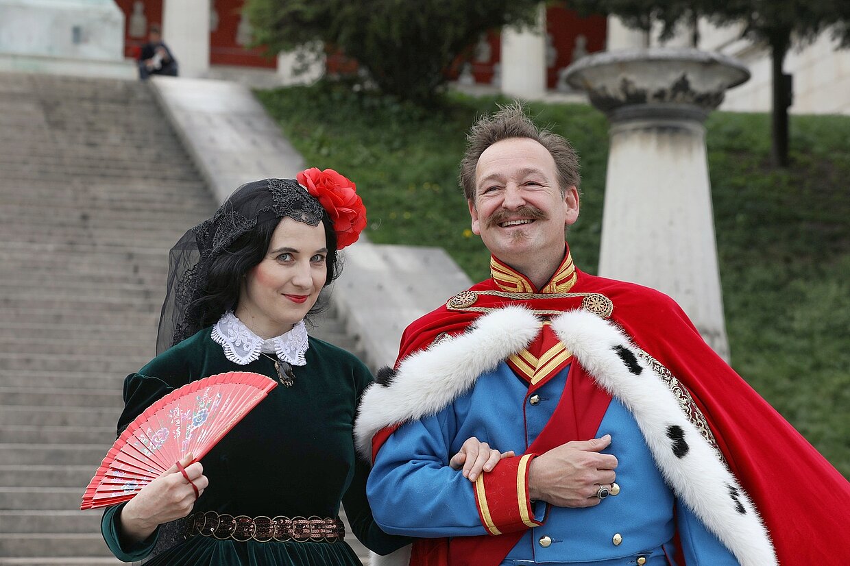 Lola Montez wird verkörpert von Anna Günther und für die Rolle König Ludwig I. konnte der Regensburger Schauspieler Holger Matthias Wilhelm gewonnen werden – bekannt aus der BR-TV-Serie „Dahoam is dahoam“. © Haus der Bayerischen Geschichte | Foto: Stefan Effenhauser