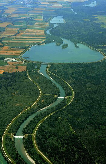 Der Lech als kanalisierter Fluss und Seenkette südlich von Augsburg (Lechstaustufe 23, „Mandichosee“), Augsburg 2012 © Ulrich Wagner