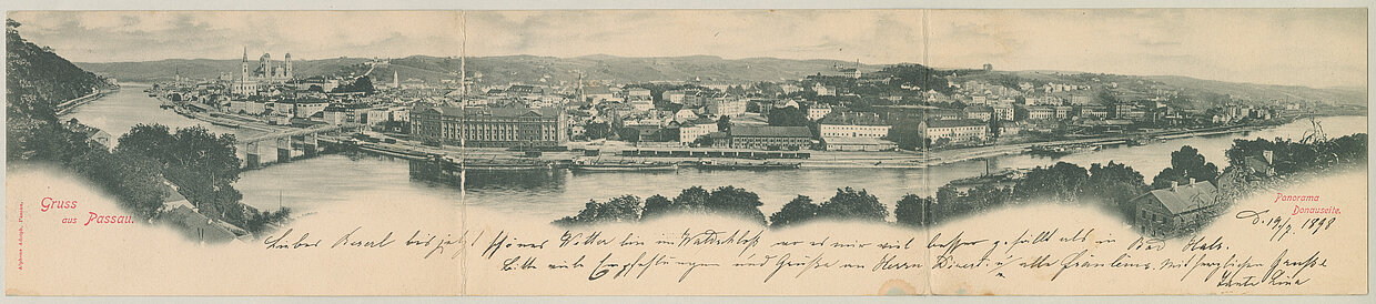 Panoramakarte von Passau, 1898. Mit Passau, Donau und dem ehemaligen Lagerhaus der königlich-kaiserlichen Donaudampfschifffahrtsgesellschaft sowie der einstigen Maxbrücke. Gestaltet vom Passauer Fotografen Alphons Adolph (1853-1934). © Haus der Bayerischen Geschichte