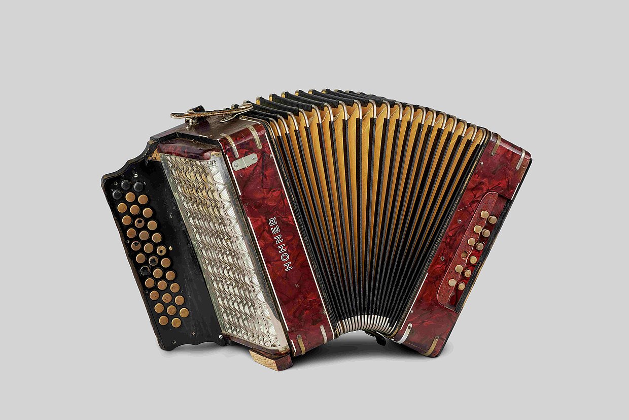 Publikumsliebling im Wirtshaus: Harmonika des Alleinunterhalters Jokl Zanker (1908-2003) aus Bellenberg (Lkr. Neu-Ulm), 1950er Jahre © Haus der Bayerischen Geschichte | Foto: Philipp Mansmann