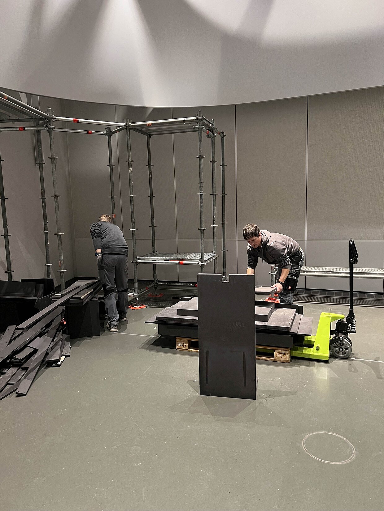 Mitarbeiter der OTH Regensburg holen überschüssige Materialien ab, die Studierende der Architektur und des Produktdesign in den Werkstätten der Hochschule nutzen. © Haus der Bayerischen Geschichte