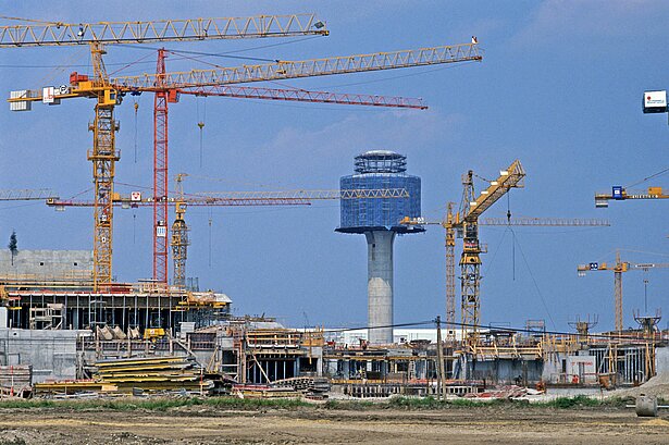 Baustelle des neuen Münchner Flughafens im Erdinger Moos mit dem charakteristischen Tower, Flughafen München, ca. 1990 © Peter Bock-Schroeder / Flughafen München