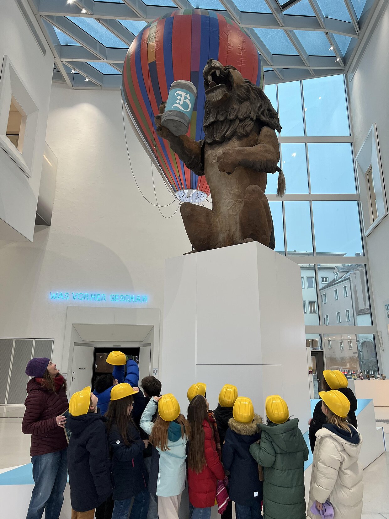 Mädchen und Buben vom Städtischen Kinderhort Altstadt holen Spielfiguren, Bastelmaterialien und Bauhelme ab – Teile unserer Ausstellung leben somit weiter. © Haus der Bayerischen Geschichte