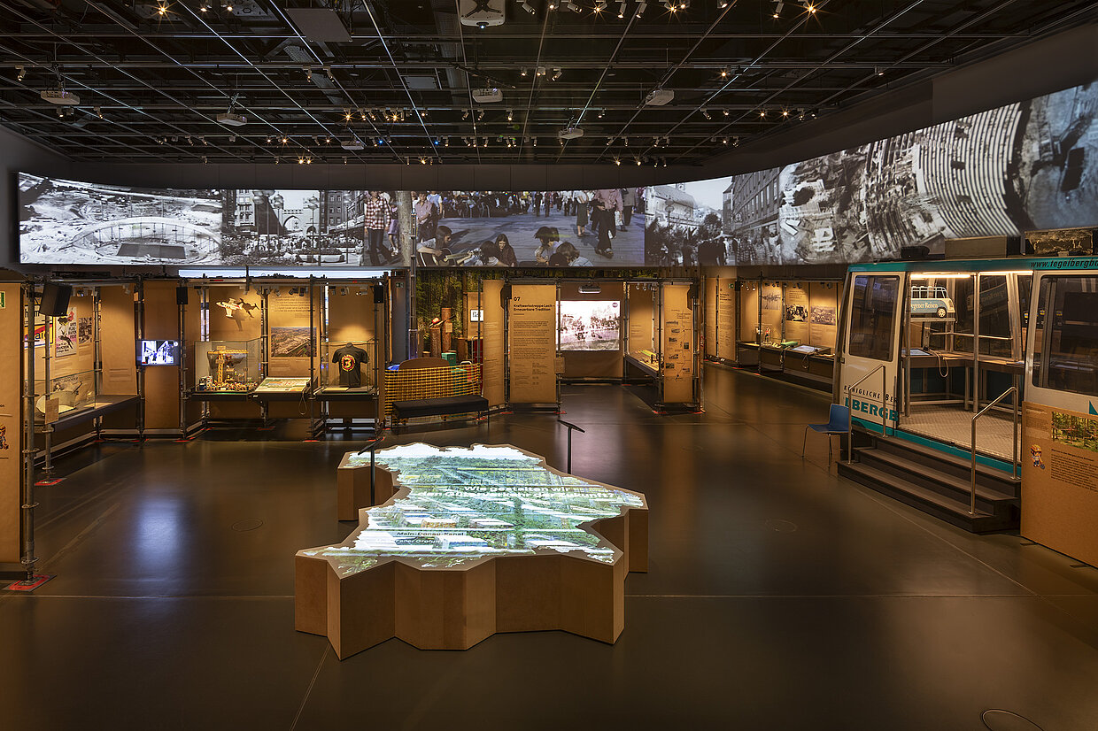 Einblick in die Bayernausstellung 2024 mit vielen medialen und interaktiven Elementen © HdBG | Foto: www.altrofoto.de