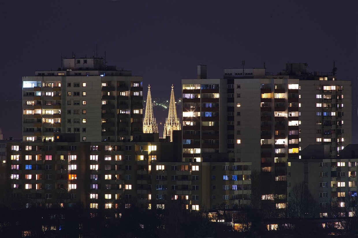 Wohnblöcke in Königswiesen mit Blick auf den Regensburger Dom, 2011 © Uwe Moosburger/altrofoto.de 