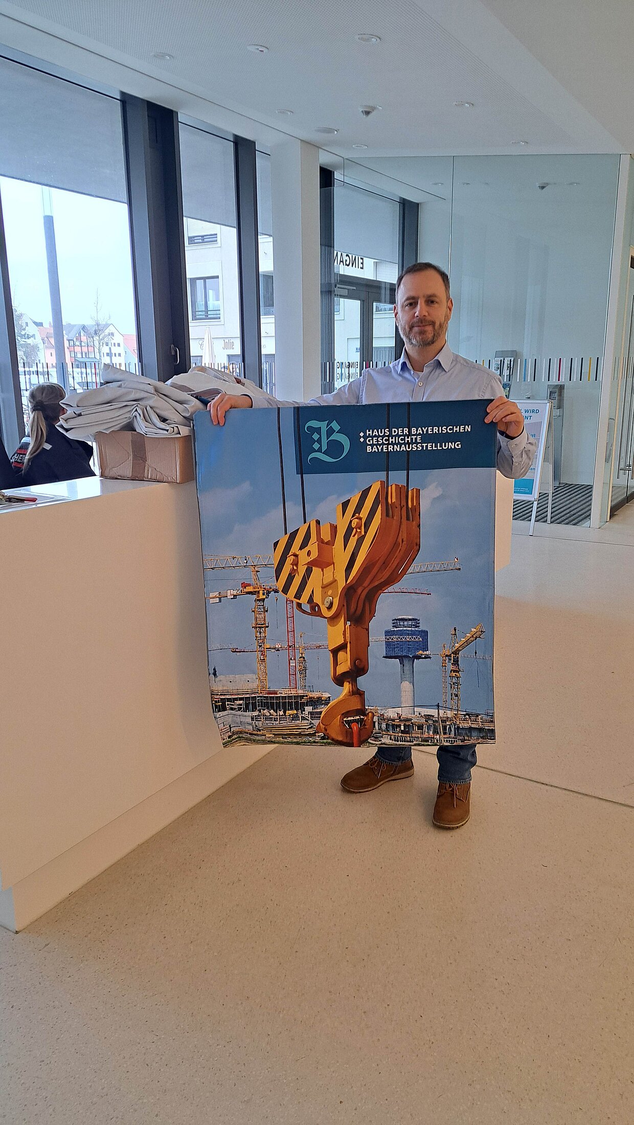 Aus unseren Ausstellungsgrafiken werden Taschen! Der Verein KulTür Regensburg e.V. verwendet unsere Grafikstoffe mit Motiven aus dem Nationalpark und von der Isental-Autobahn in einem Upcycling-Projekt weiter. © Haus der Bayerischen Geschichte