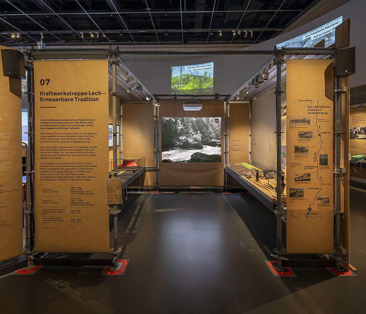 Ein geliehenes Baugerüst und Papierbahnen als Basis des Ausstellungsbaus. © HdBG | Foto: www.altrofoto.de