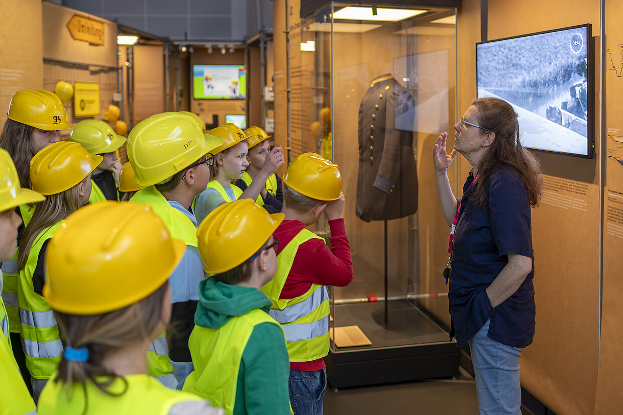 Schulklasse in der Bayernausstellung. © HdBG | Foto: www.altrofoto.de