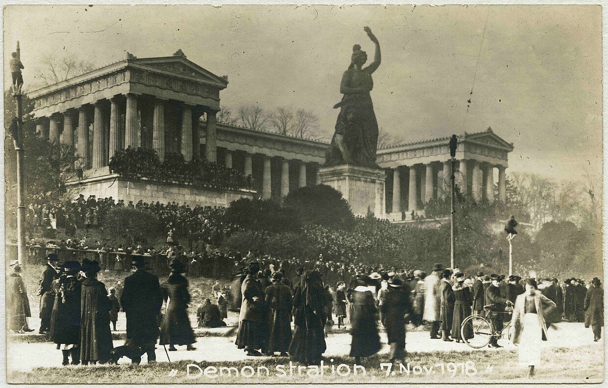 Friedensdemonstration auf der Münchner Theresienwiese am 7. November 1918
© Haus der Bayerischen Geschichte
