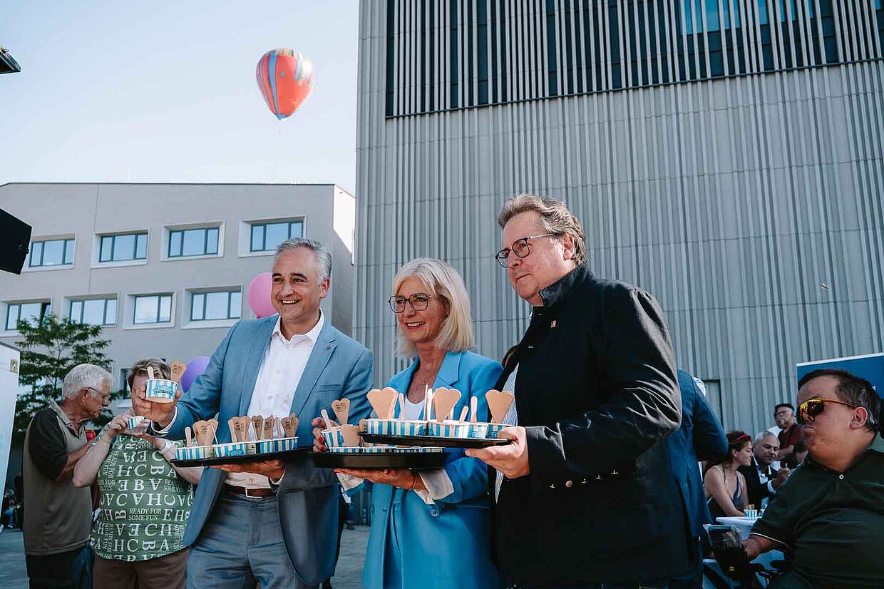 (v.l.n.r.) Regensburgs Oberbürgermeister Dr. Thomas Burger, Staatsministerin
für Familie, Arbeit und Soziales, Ulrike Scharf und der Direktor des Hauses der
Bayerischen Geschichte, Dr. Richard Loibl verteilen bei der Eröffnung des Festes der
Demokratie in Regensburg kostenloses Eis an die Besucherinnen und Besucher © HdBG
| Foto Fabian Baumgartner