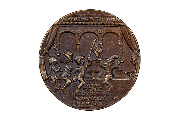 „Münchner Theater – Letzte Vorstellung. AUF NACH BERLIN" – Spottmedaille auf den gescheiterten Hitler-Putsch
© Haus der Bayerischen Geschichte | www.altrofoto.de
