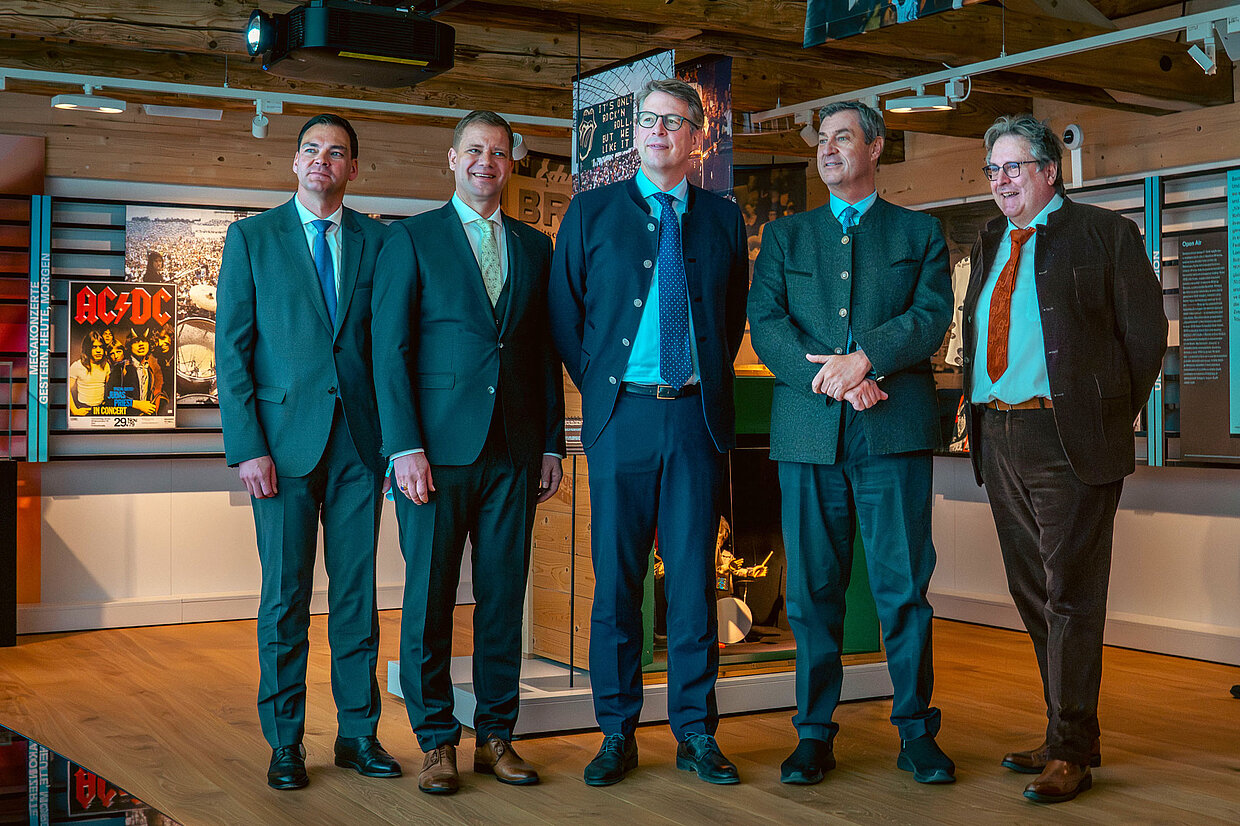 Nach der Eröffnung „Musik In Bayern“ in der Ausstellung (v.l.n.r.): Sebastian Gruber, Landrat von Freyung-Grafenau, Dr. Olaf Heinrich, Freyungs Bürgermeister, Kunstminister Markus Blume, Ministerpräsident Dr. Markus Söder, MdL und Dr. Richard Loibl, Direktor Haus der Bayerischen Geschichte