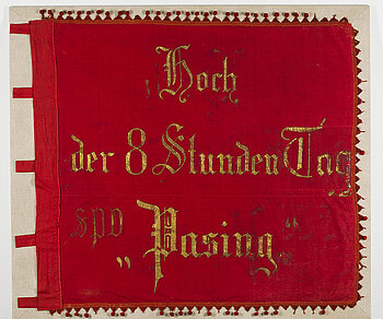 Fahnenblatt „Hoch der 8 Stunden Tag – SPD Pasing“ © Münchner Stadtmuseum, Sammlung Stadtkultur