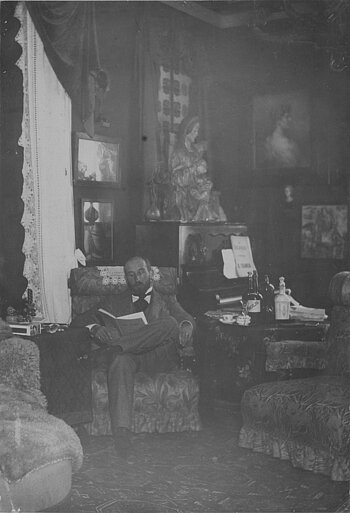 Hugo Bruckmann (1863–1941) in seinem Salon © Bayerische Staatsbibliothek